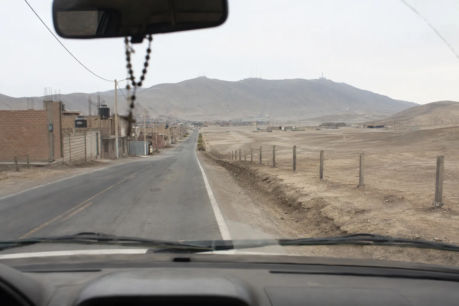 Vista desde un vehículo de la carretera y los cerros de Las Palmeras