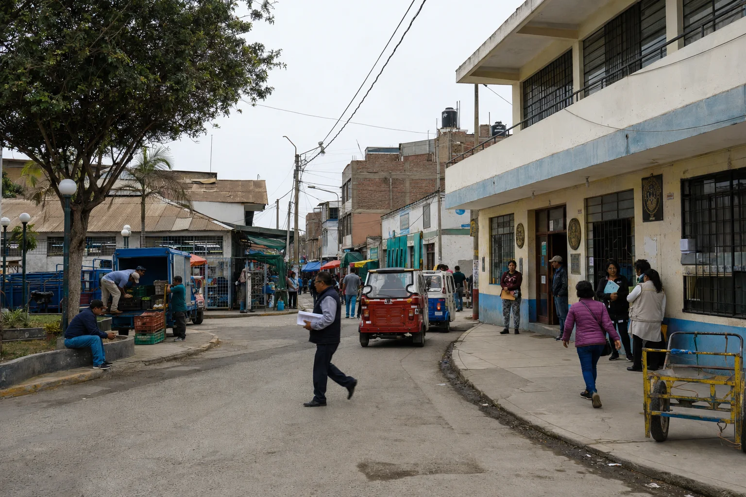 Calle del Centro con edificios municipales, mercado, mototaxis y peatones