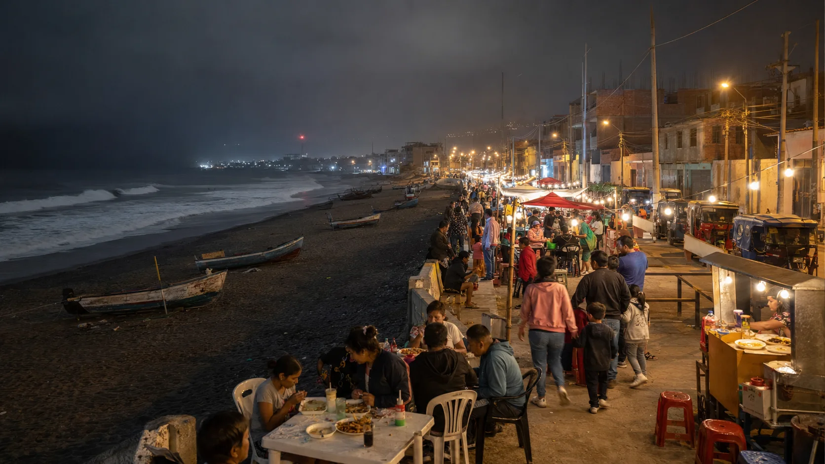Paseo costero iluminado con puestos y visitantes durante la Noche del Faro